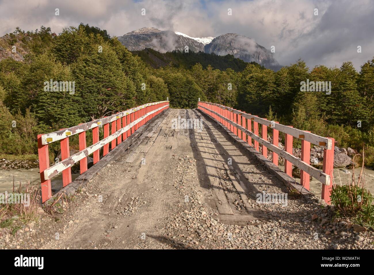 Einfache hölzerne Brücke an Mirador Glaciar Exploradores über Rio Exploradores bei Puerto Rio Tranquilo, Valle Exploradores, Parque Nacional Laguna San Stockfoto