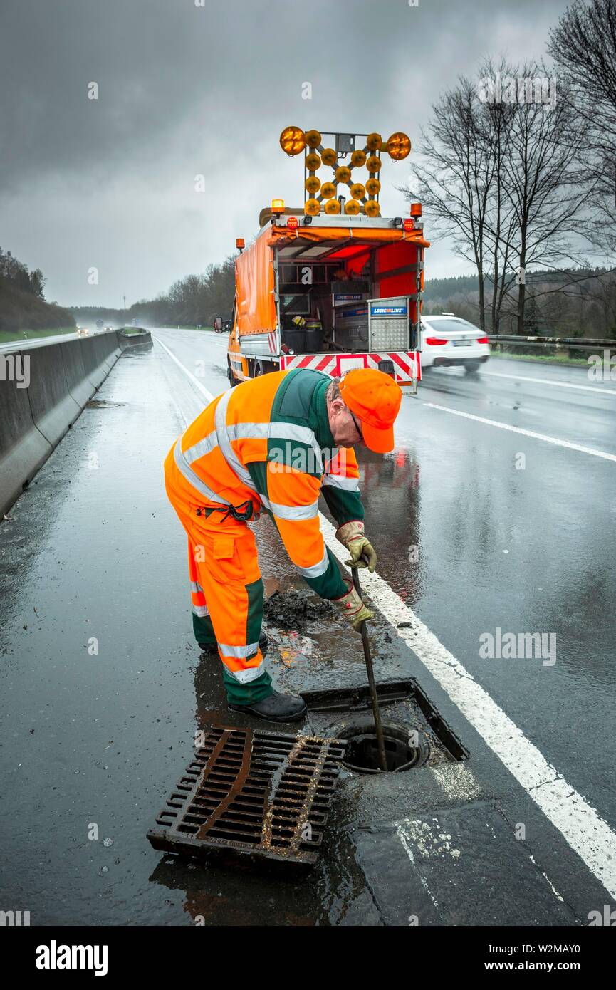 Arbeitnehmer die Rinne auf der Autobahn A4 Reinigung, Deutschland Stockfoto