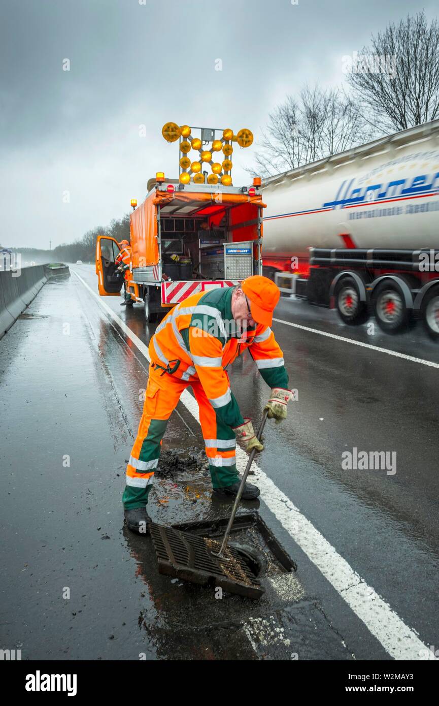 Arbeitnehmer die Rinne auf der Autobahn A4 Reinigung, Deutschland Stockfoto