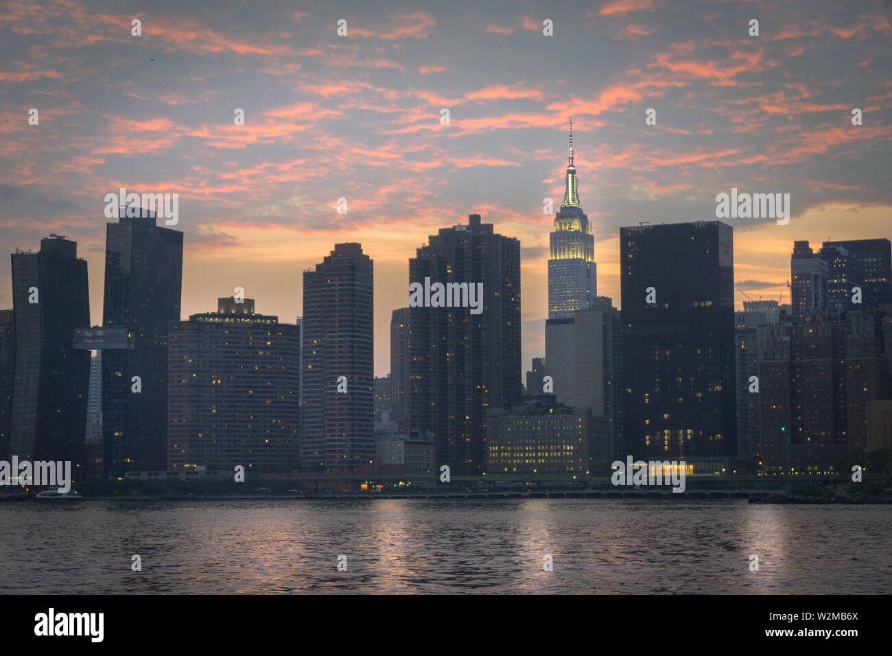 Skyline von NYC während des Sonnenuntergangs erfasst Stockfoto