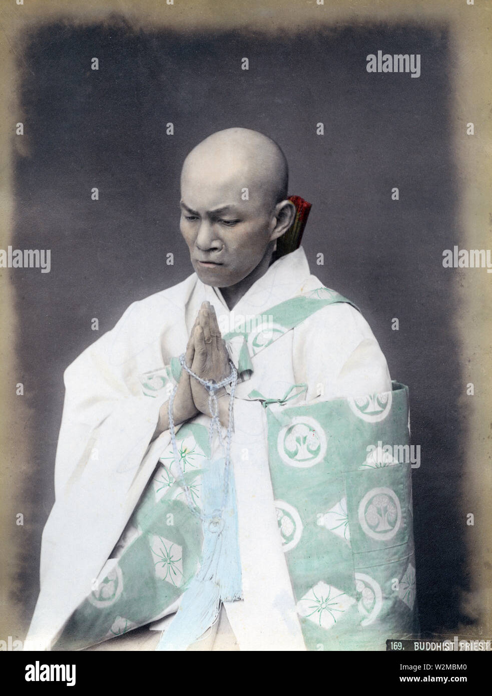 [1880s Japan - japanischer buddhistischer Priester] - buddhistische Priester im Gebet. 19 Vintage albumen Foto. Stockfoto