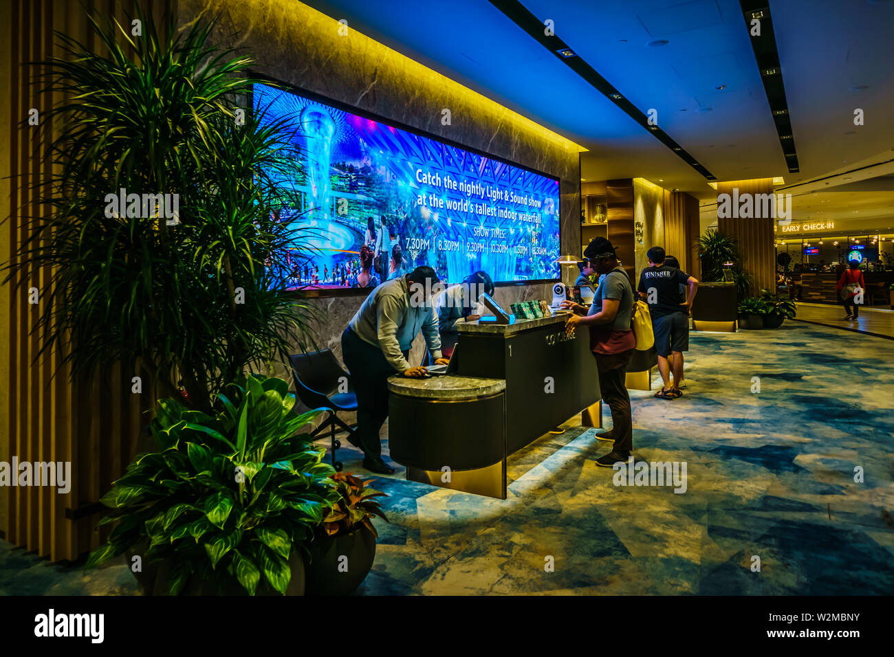 Singapur - Apr 2, 2019: Concierge Service im Juwel. Jewel Changi Airport ist eine gemischte Entwicklung am Flughafen Changi in Singapur. Stockfoto