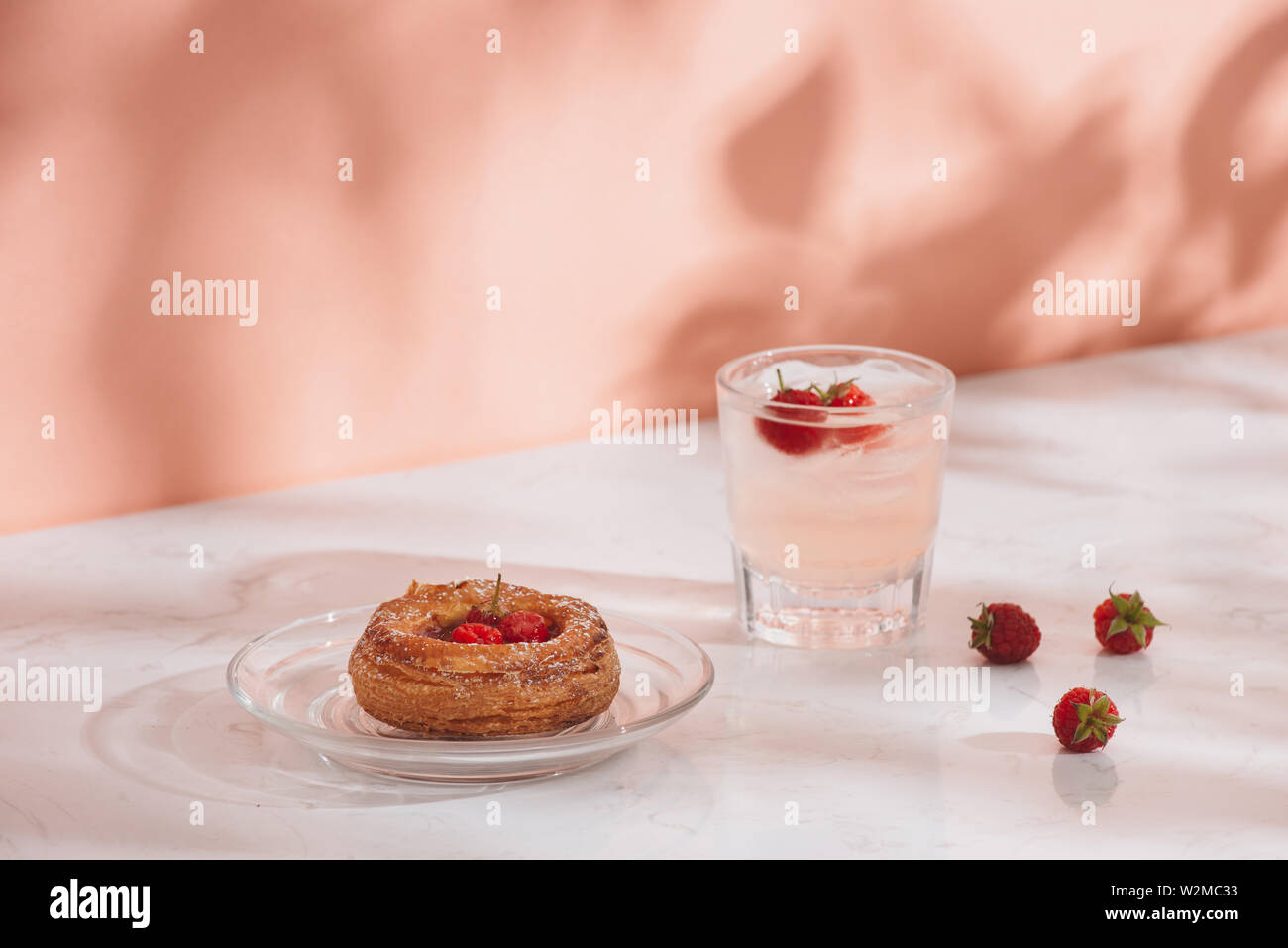 Frisch gebackene traditionelles Gebäck süße Mini dänischen Himbeer- und Himbeeren Softdrinks Stockfoto