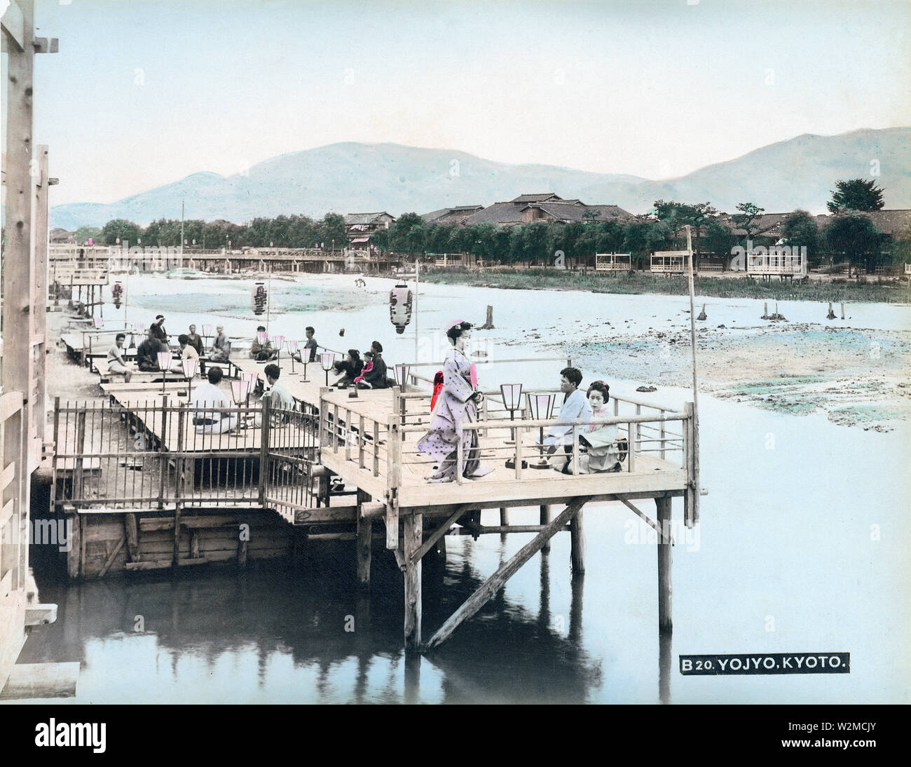 [1880s Japan - Unterhaltung Plattformen, die auf dem Fluss Kamogawa, Kyoto] - Menschen entspannend auf noryo Yuka (Sommer) von Restaurants entlang der Fluss Kamogawa, in Shijo, Kyoto, Ca. In den 1880ern. 19 Vintage albumen Foto. Stockfoto