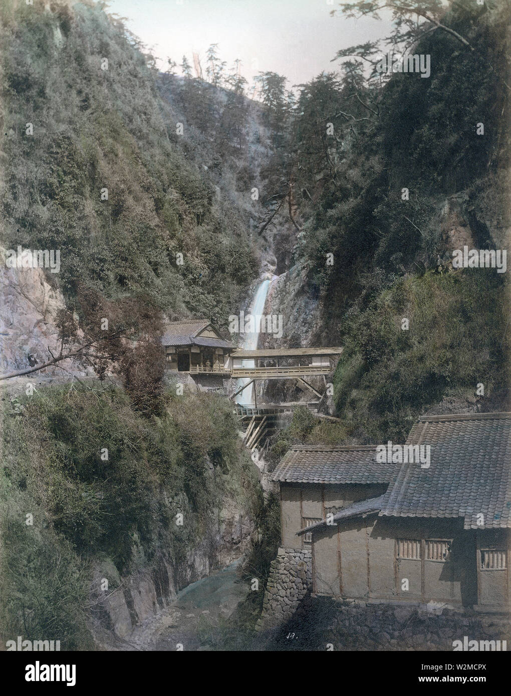 [1880s Japan - Nunobiki fällt, Kobe]-Medaki Wasserfall bei Nunobiki fällt, einem berühmten Wasserfall in Kobe. Im Sommer war dies ein beliebter Ort für Kobe Bewohner zum Abkühlen. Weil es wurde eingeführt in allen Reiseführern über Kobe, der fällt auch zog eine große Anzahl von Touristen. 19 Vintage albumen Foto. Stockfoto