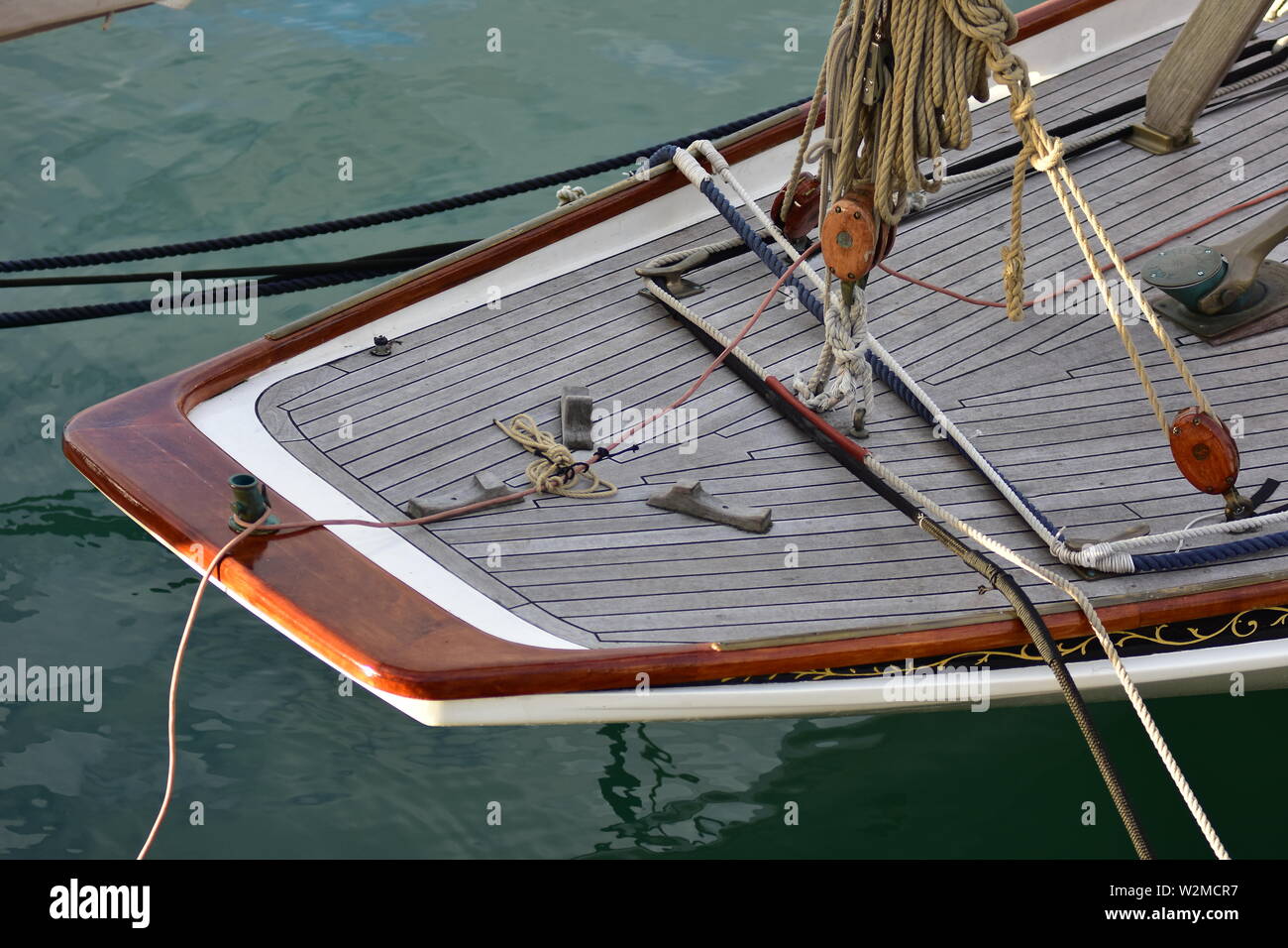 Stern von Vintage Holz- Yacht mit teakdeck und klassische Holzblöcke und naturfasertauwerk. Stockfoto