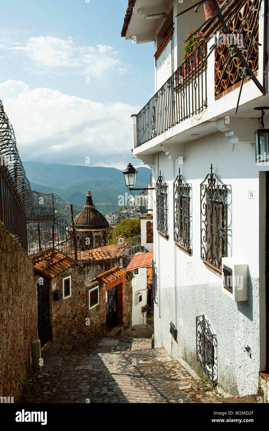 Fußgängerzone mit Blick über den schönen kolonialen Architektur Eng. Magische Dörfer (Pueblos Mágicos): Taxco de Alarcón, Mexiko. Jun 2019 Stockfoto