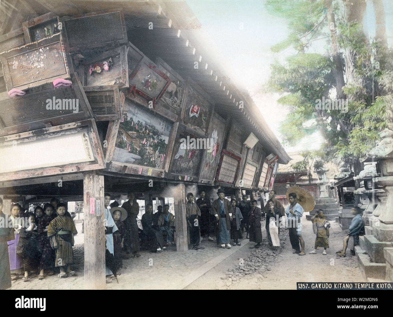 [1880s Japan - Kitano Tenmangu Shrine in Kyoto] - Ema-do der Kitano Tenmangu in Kamigyo-ku, Kyoto. Ema sind kleine Holz- Plaketten, Anfragen übermitteln an die Götter, oder Dank für Wünsche gewährt. Viele Tempel und Schreine errichtet besondere Gebäude, genannt ema-tun, für diese Plaques. Die Kitano Tenmangu Ema - eine wichtige Rolle spielte als Galerie, wo viele schöne Ema bewundert werden konnte. Kitano Tenmangu ist ein wichtiger Shinto Schrein in 947 gründete die wütenden Geist des Gelehrten, Dichter zu beschwichtigen, und Politiker Sugawara no Michizane (845 - 903). 19 Vintage albumen Foto. Stockfoto