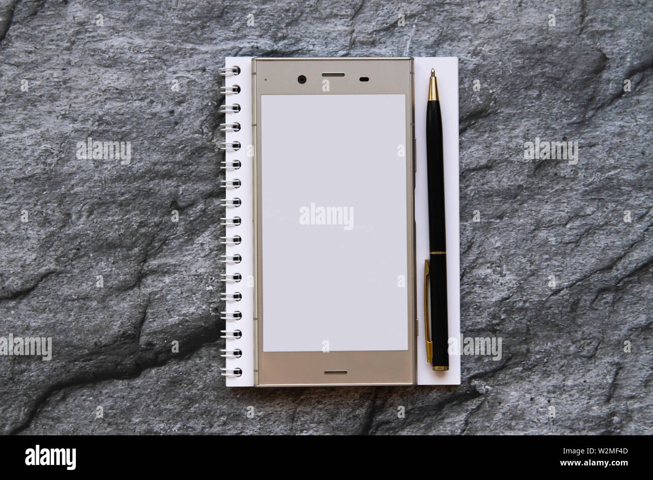 Leere Smartphone und Notebook. Noch immer leben Mock-up Stockfoto