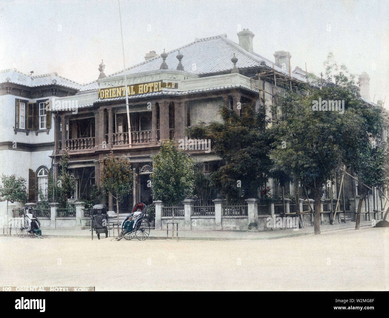 [1880s Japan -] - rikschas vor der ursprünglichen Oriental Hotel an Nr. 80 In der fremden Siedlung in Kobe, Hyogo Präfektur. 19 Vintage albumen Foto. Stockfoto