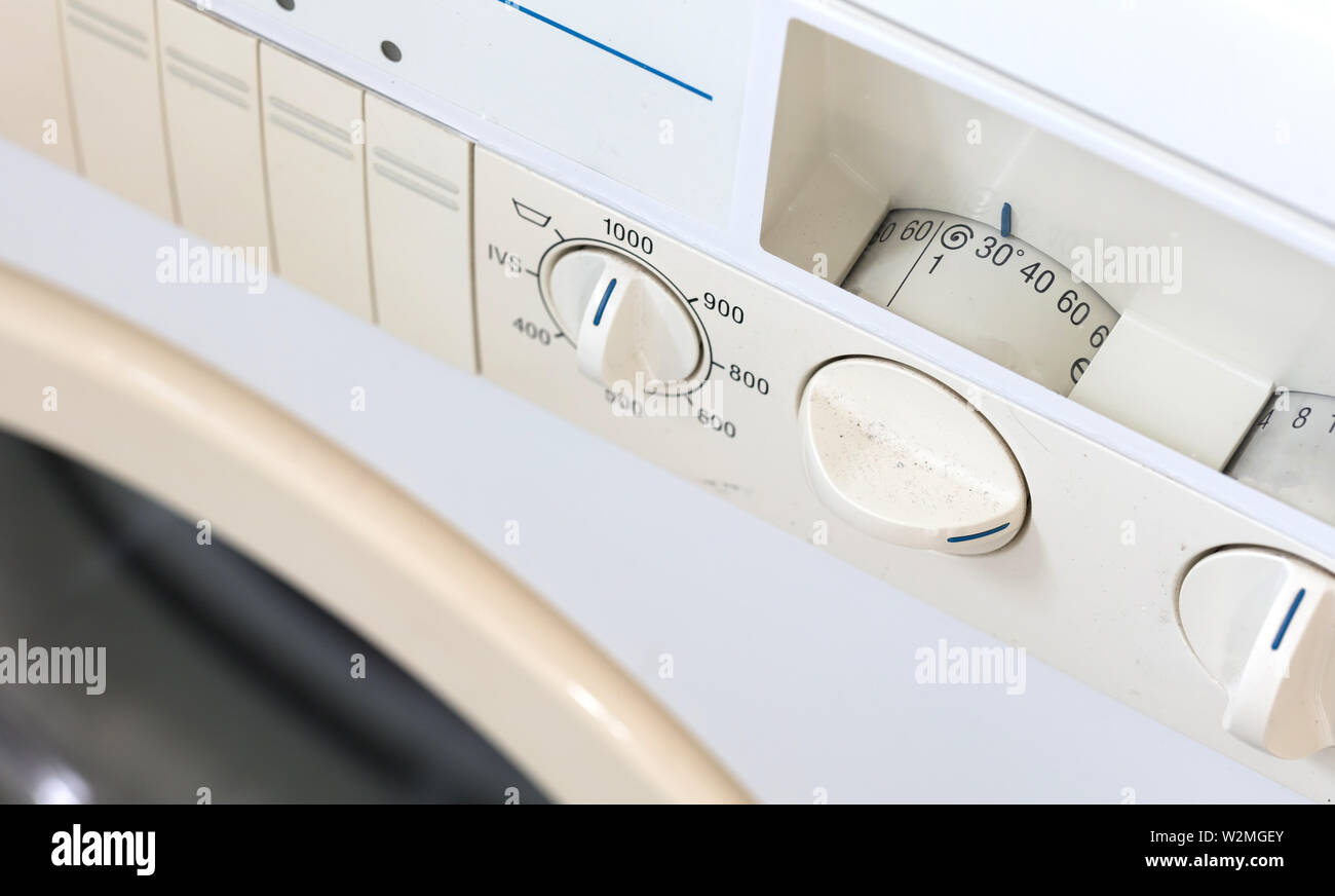Alt, dreckig Waschmaschine close-up, selektiver Fokus, kalt waschen  Stockfotografie - Alamy