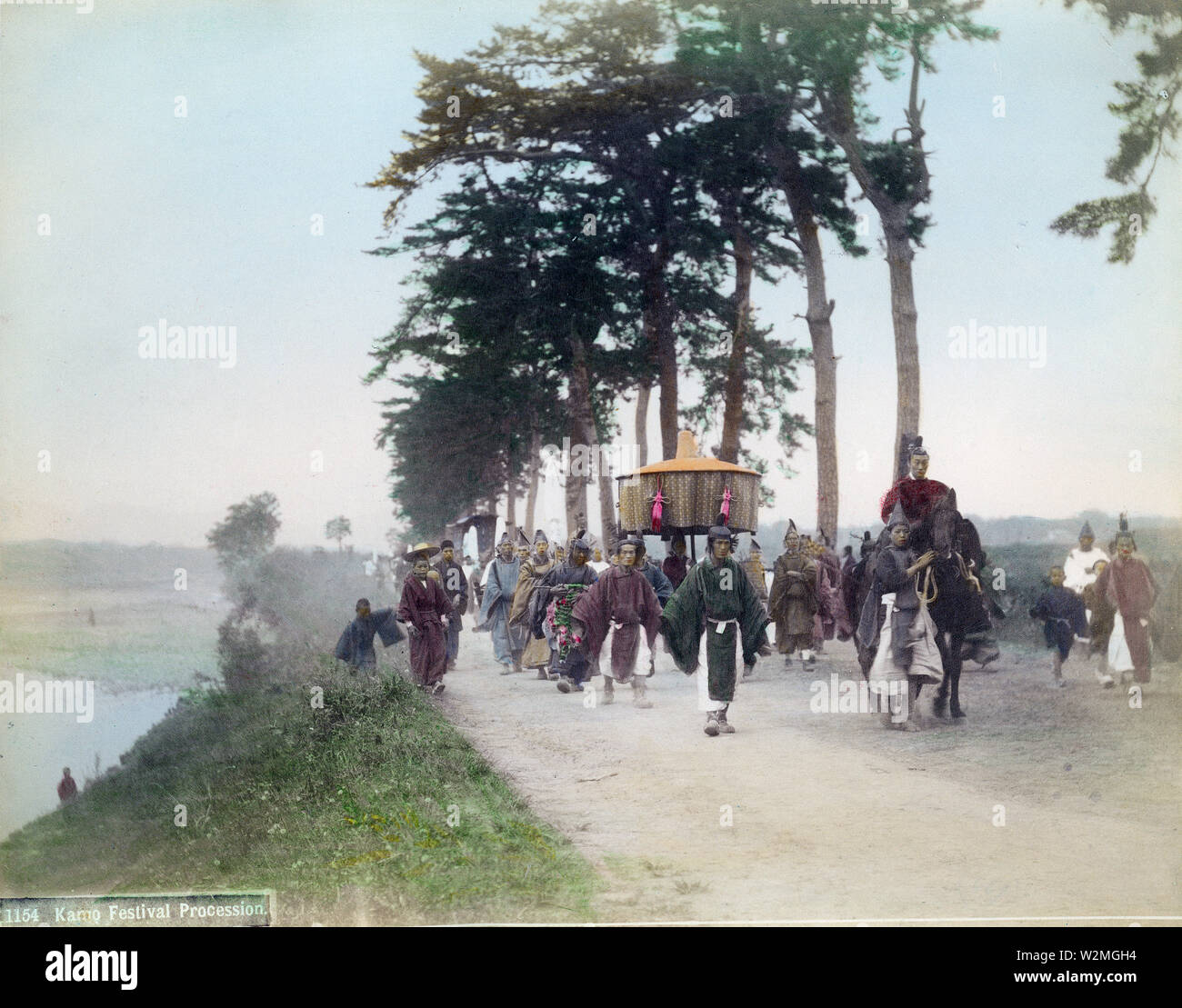 [1880s Japan-Aoi Matsuri (Malve Festival), Kyoto] - AOI-Matsuri, Kyoto. Laut Nihon Shoki, zweite älteste Buch Japans der klassischen Geschichte, Aoi Matsuri wurde während der Regierungszeit des Kaisers Kinmei, die zwischen 539 und 571 regiert. Aufgrund der schlechten Ernten und Epidemien, der Kaiser befahl, die Kamo Gottheiten hatte beschwichtigt werden. Diese Rituale würde schließlich in die Aoi-matsuri wachsen. 19 Vintage albumen Foto. Stockfoto