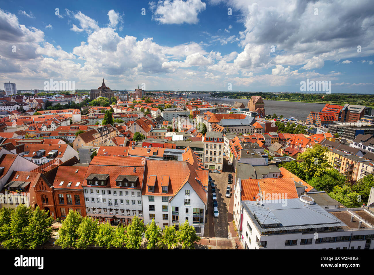 Rostock, Deutschland. Antenne Stadtbild Bild von Rostock, Deutschland während der sonnigen Sommertag. Stockfoto