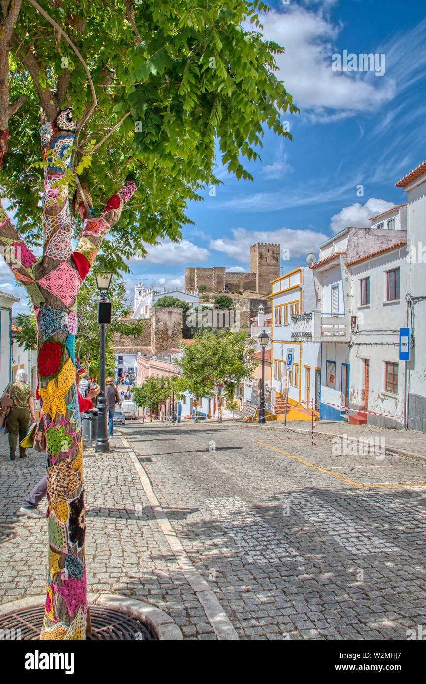 Mertola, Portugal - 18. Mai 2019: Bäume geschmückt mit bunten Häkelteppiche auf einem Urlaub in der Stadt Mertola, eine sehr schöne Stadt Stockfoto