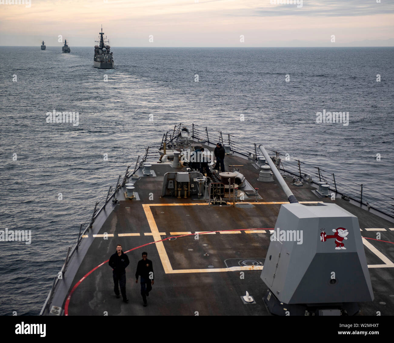 190708-N-NU 281-1084 SOUTH PACIFIC OCEAN (8. Juli 2019) Der Arleigh-burke-Klasse geführte Anti-raketen-Zerstörer USS Michael Murphy (DDG112) Segel, die sich in der Ausbildung mit der chilenischen Marine Fregatten CNS Almirante Williams (FF-19), CNS Almirante Condell (FF-06) und ZNS Almirante Latorre (FFG-14) als die beiden Marinen beginnen Übung Teamwork Süd 2019. Teamarbeit ist eine Biennale der chilenischen Marine, die auf die Durchführung von Ausbildung in der Mittelstufe und Fortgeschrittene Anti-Oberfläche und anti-submarine warfare Operations konzentriert. (U.S. Marine Foto von Mass Communication Specialist 2. Klasse Justin R. Pacheco) Stockfoto