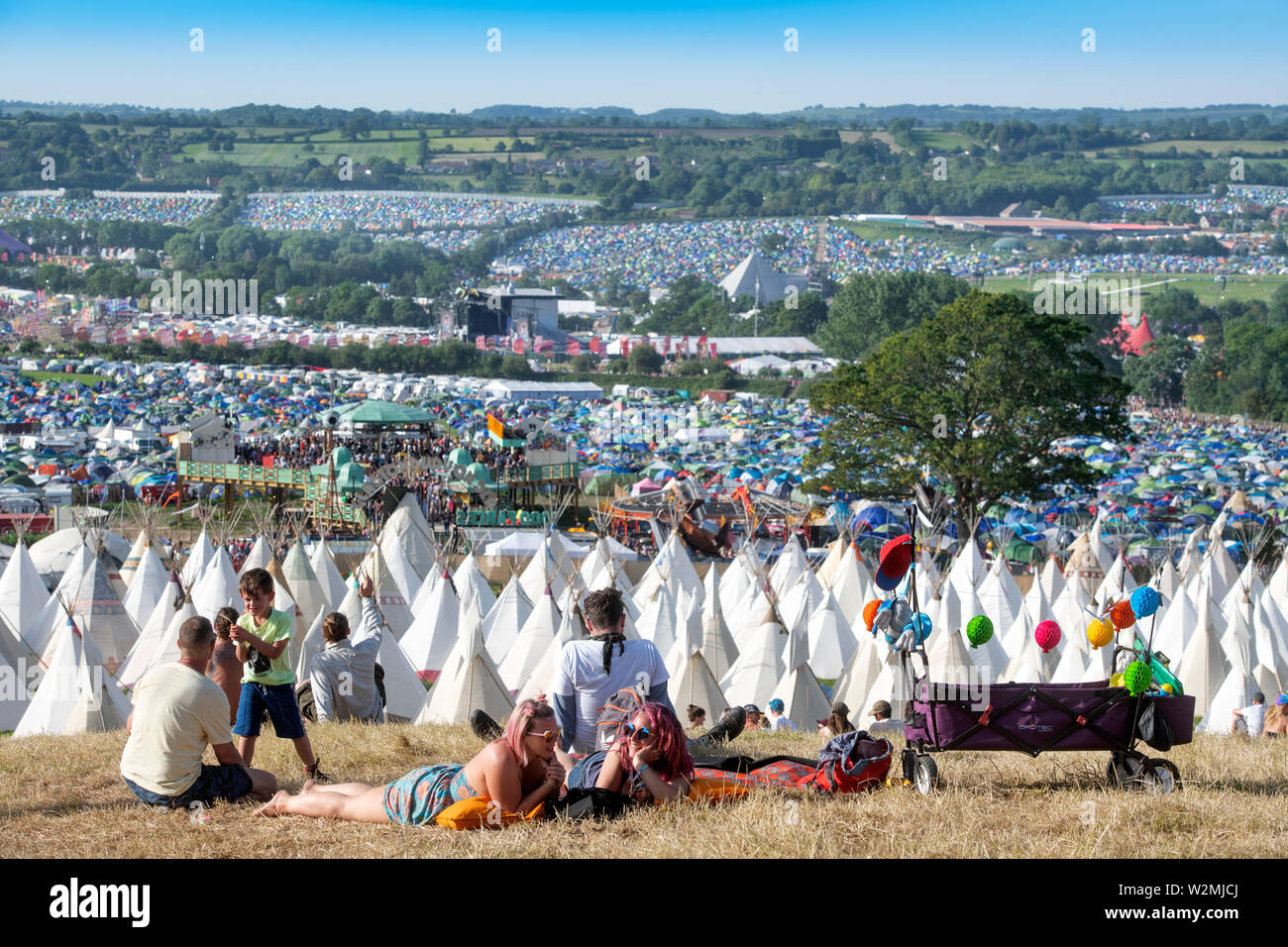 Ein Festival gehen Familie entspannen Sie über das Tipi Dorf in Glastonbury 2019 Stockfoto