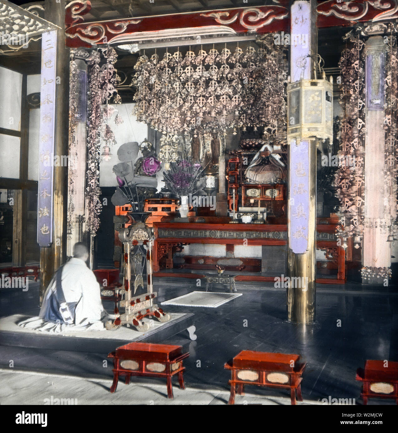 [1900s Japan - buddhistische Priester an Chion-in Tempel, Kyoto] - buddhistische Priester beten im Chion-in Tempel in Higashiyama-ku, Kyoto. Der Tempel ist der Sitz des Jodo Shu (Reines Land Sekte) gegründet von Hounen Shounin (1133-1212). Der ursprüngliche Tempel wurde in 1234 (Tempuku 2) gebaut. Es wurde zerstört und mehrmals umgebaut. Anfang 1900. 20. Jahrhundert vintage Glas schieben. Stockfoto