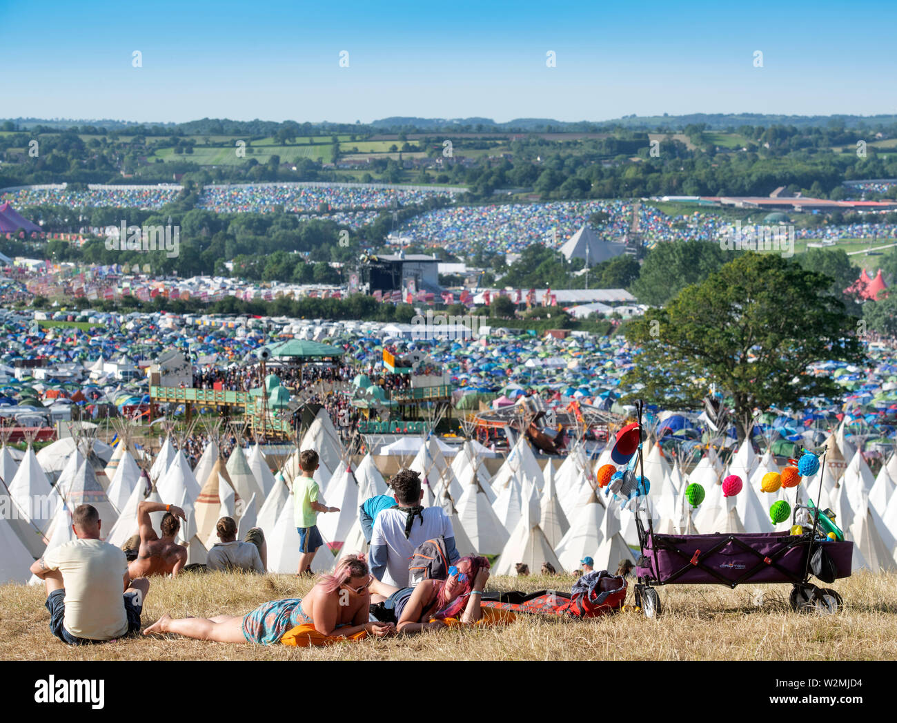 Ein Festival gehen Familie entspannen Sie über das Tipi Dorf in Glastonbury 2019 Stockfoto
