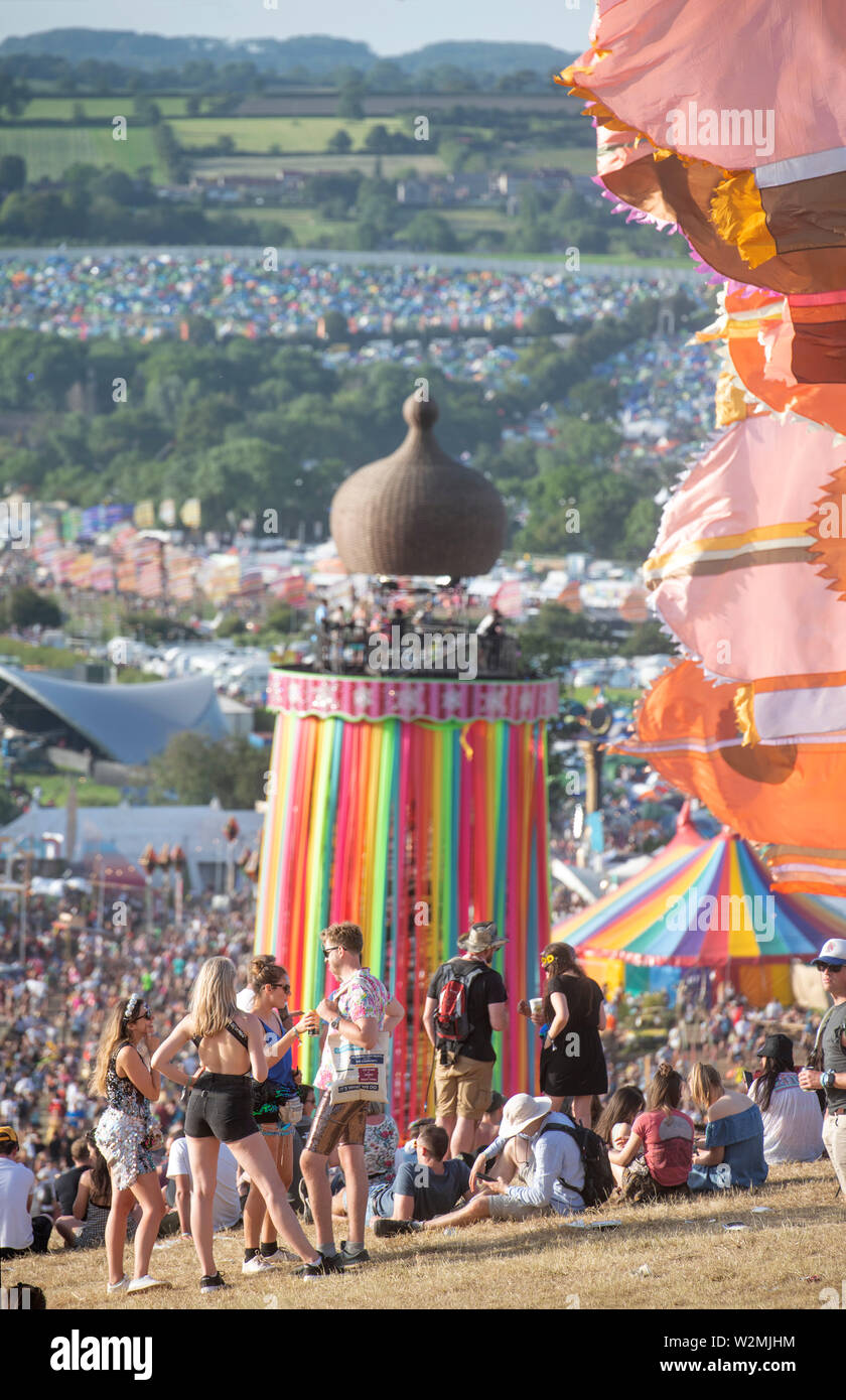 Festivalbesucher über den Park und Ribbon Turm in Glastonbury 2019 Stockfoto