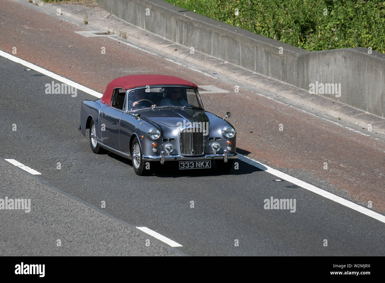 1960 60s silbernes ALVIS Td21 Cabriolet der 60er Jahre; Motorsportklassiker, in Reisebussen gebaute historics, Oldtimer-Motoren und Sammlerstücke auf der Leighton Hall Transport Show, Autos & Oldtimer-Fahrzeuge vergangener Zeiten auf der Autobahn M6 in der Nähe von Lancaster, Großbritannien Stockfoto