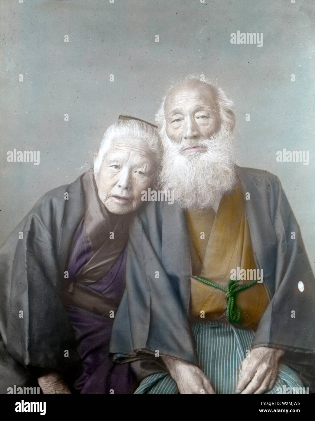 [1900s Japan - Ältere japanisches Paar] - Charmantes Porträt eines älteren Paares. 20. Jahrhundert vintage Glas schieben. Stockfoto