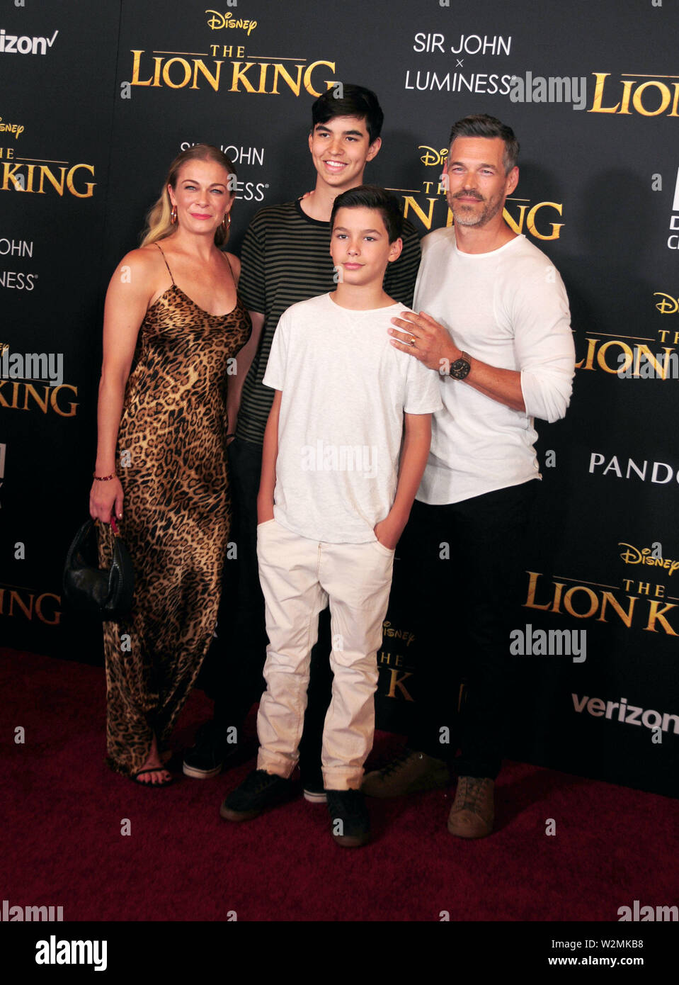 Hollywood, Kalifornien, USA, 9. Juli 2019 Sängerin LeAnn Rimes, Mason Edward Cibrian, Jake Austin Cibrian und Vater Schauspieler Eddie Cibrian besuchen die Weltpremiere von Disney's "Der König der Löwen" am 9. Juli 2019 bei Dolby Theater in Hollywood, Kalifornien, USA. Foto von Barry King/Alamy leben Nachrichten Stockfoto