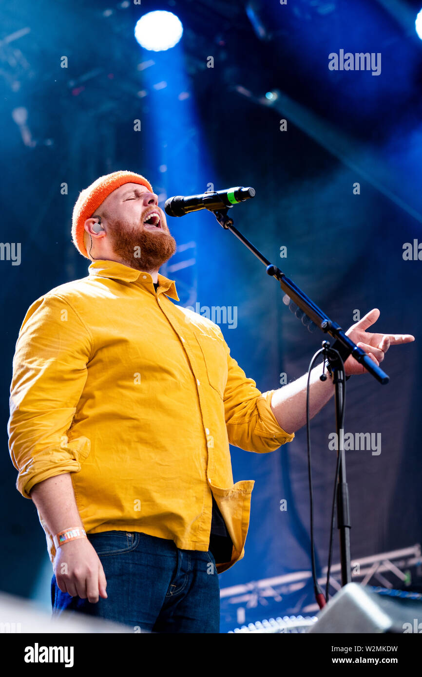 Bergen, Norwegen - Juni 12., 2019. Der schottische Sänger, Songwriter und Musiker Tom Walker führt ein Live Konzert während der norwegischen Musik Festival Bergenfest 2019 in Bergen. (Foto: Gonzales Foto - Jarle H. Moe). Stockfoto