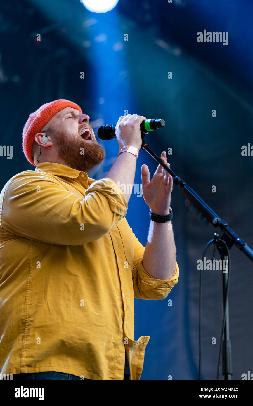 Bergen, Norwegen - Juni 12., 2019. Der schottische Sänger, Songwriter und Musiker Tom Walker führt ein Live Konzert während der norwegischen Musik Festival Bergenfest 2019 in Bergen. (Foto: Gonzales Foto - Jarle H. Moe). Stockfoto