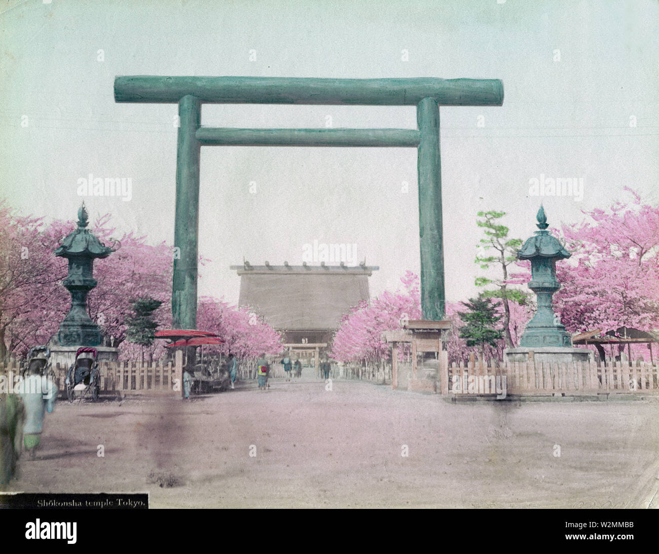 [1890s Japan - yasukuni Shinto Schrein, Tokio] - Bronze Torii-tor am Yasukuni Shinto Schrein, Kudan oder Tokio. Das Heiligtum wurde am 29. Juni, 1869 (Meiji 2) Die kaiserlichen Soldaten, die in der Boshin Krieg zu gedenken. Es wurde ursprünglich als Shokonsha, aber umbenannt Yasukuni Jinja am 4. Juni 1879 (Meiji 12). Das torii stammt aus dem 31. Dezember 1887 (Meiji 20). 19 Vintage albumen Foto. Stockfoto