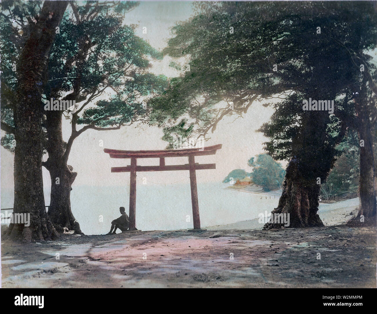 [1880s Japan - Heilige Torii Tor an Honmoku, Yokohama] - miyahara Strand von den Torii von Honmoku Jinja Schrein in der Nähe von Yokohama in der Präfektur Kanagawa. 19 Vintage albumen Foto. Stockfoto