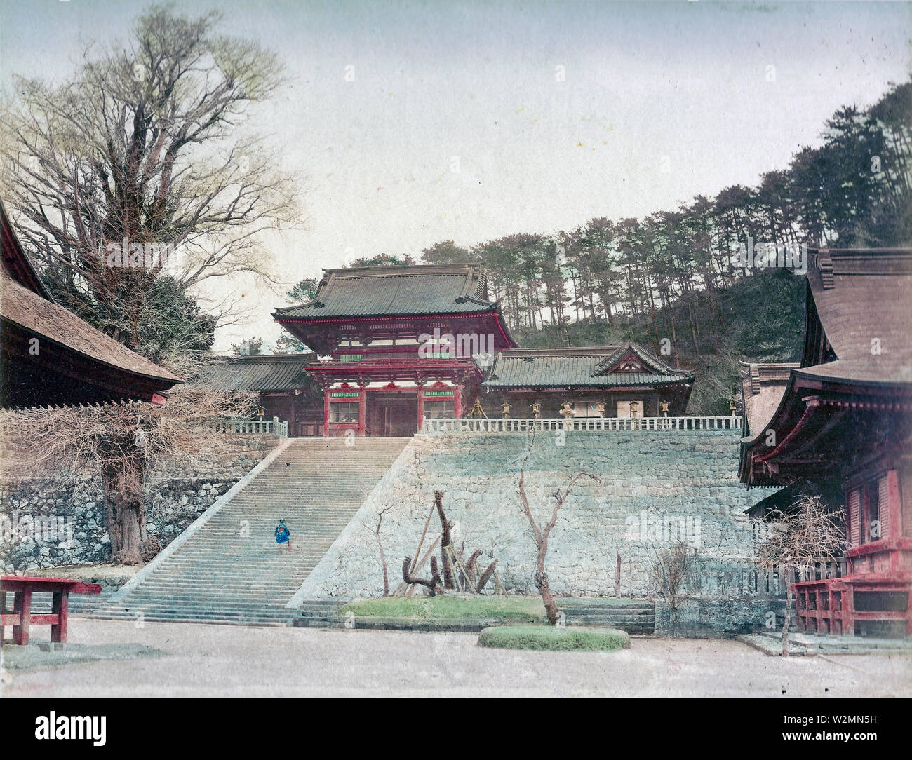 [1880s Japan - Tsurugaoka Hachimangu Schrein, Kamakura] - ein Blick auf die Treppe und das romo Gate bei Tsurugaoka Hachimangu in Kamakura, der Präfektur Kanagawa. Das Heiligtum wurde 1063 Kohei (6) gegründet. Tsuruoka Hachimangu war ein Tempel für die beiden buddhistischen und Shintoistischen Gottesdienst und empfohlene buddhistischen Bauwerke wie Pagoden, aber diese wurden von 1870 (Meiji 3) entfernt. 19 Vintage albumen Foto. Stockfoto
