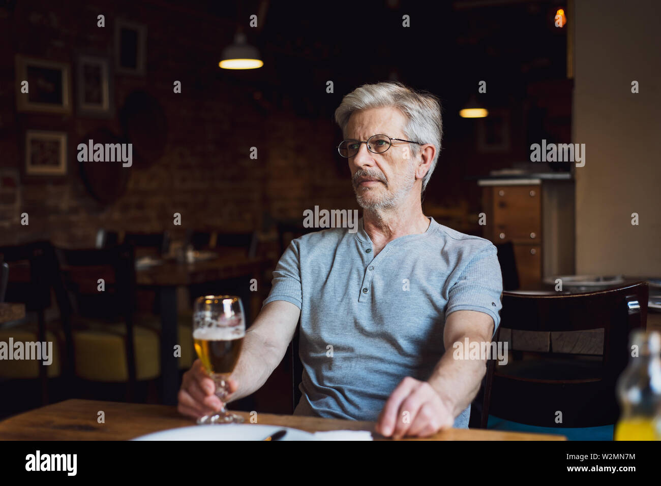Älterer Mann mit einem Bier in der Bar portrait Stockfoto