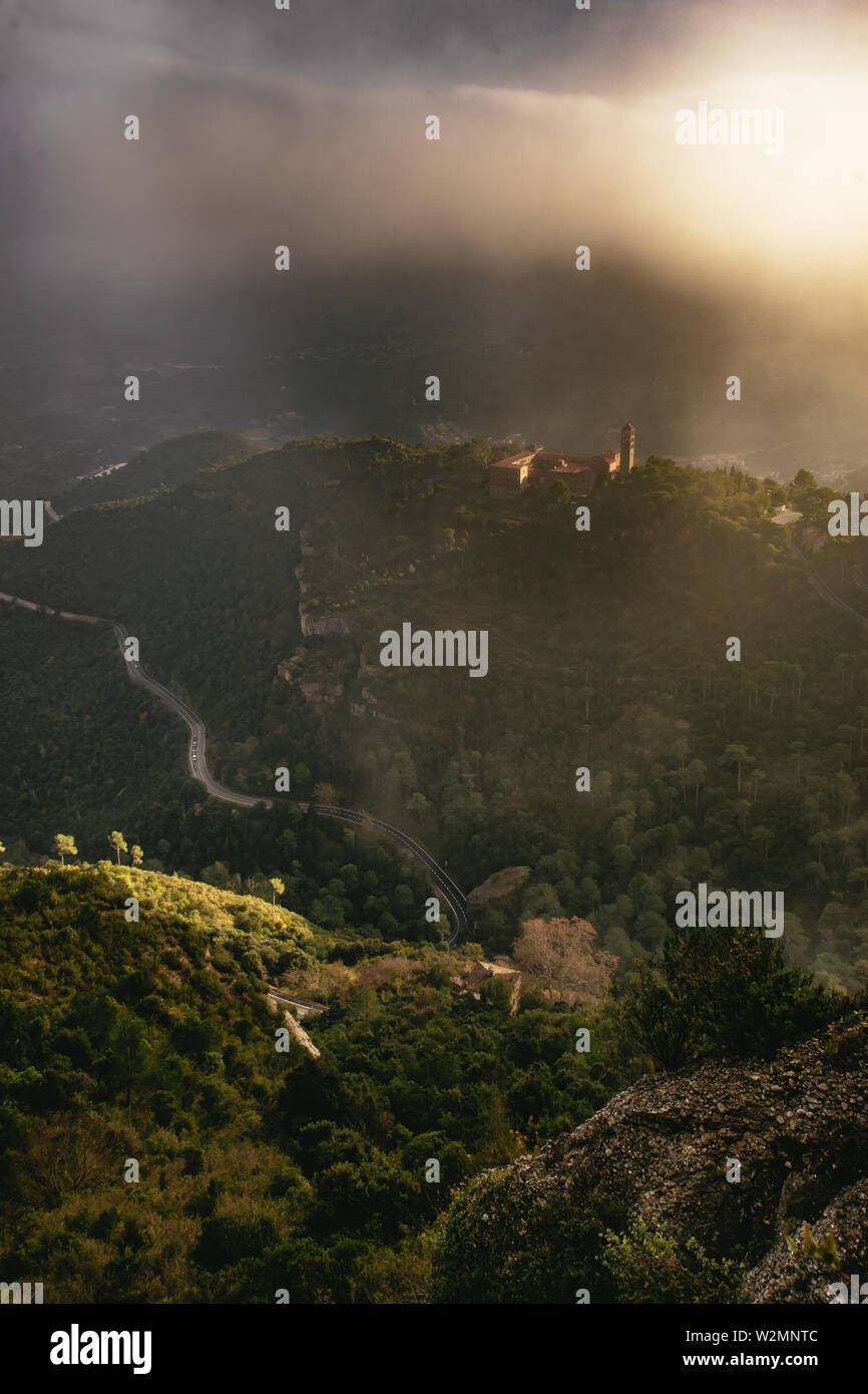 Dunkle moody Landschaft im Monestir De Montserrat Region in der Nähe Barcelona Spanien mit einer kurvenreichen Straße durch steile Täler und Gipfel Stockfoto