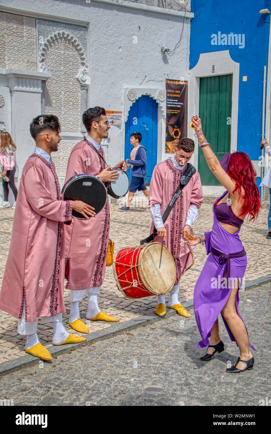 Mertola, Portugal - 18. Mai 2019: die Tänzerin und arabischen Stil Musikern in den Straßen von Mértola Stockfoto