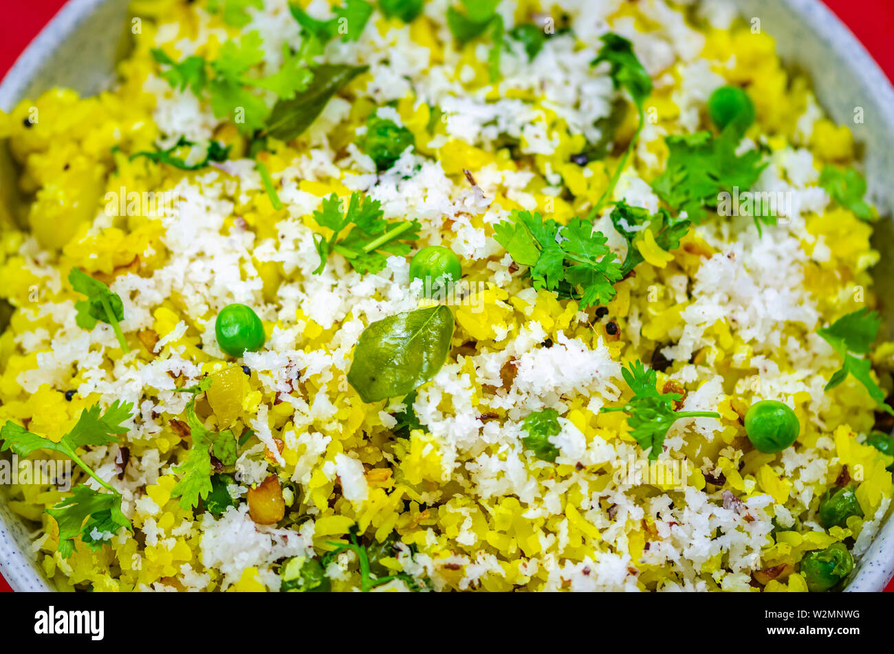 Detail Schuß von Poha-a North Indian Frühstück Gericht. Der abgeflachten Reis, Kartoffeln und Kokosnuss. Stockfoto