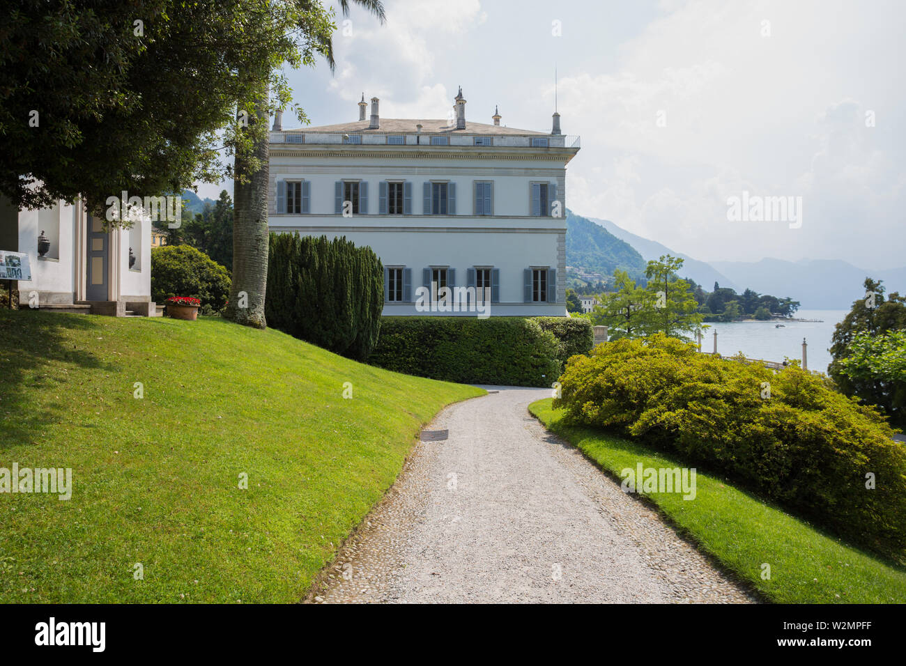 Ansicht der Villa Melzi und die Gärten in der Ortschaft Bellagio am