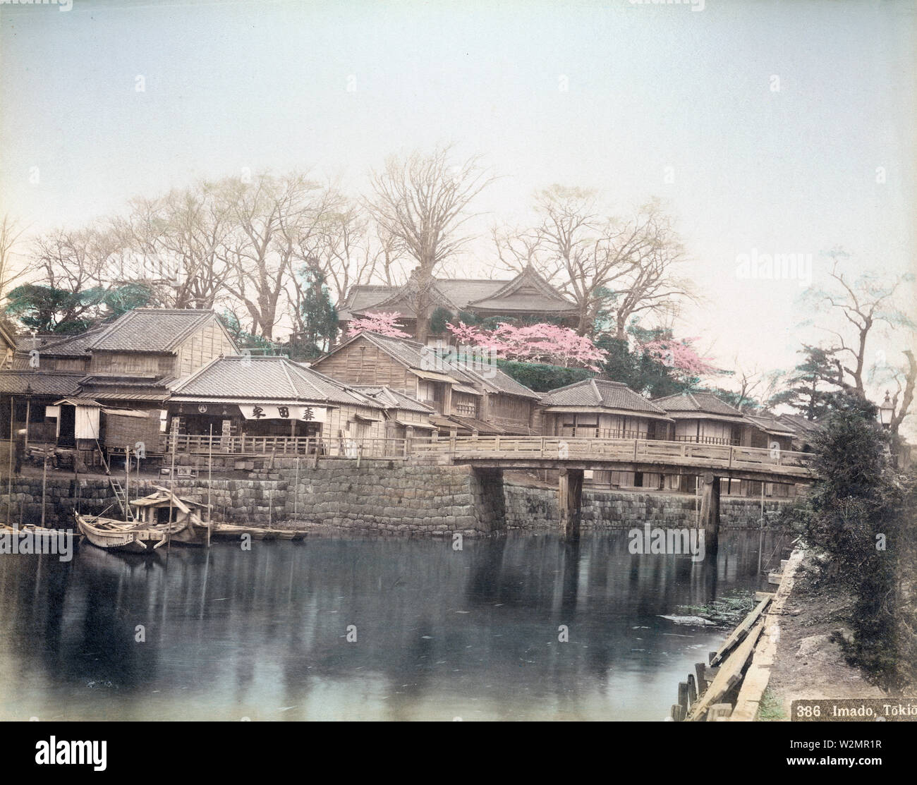 [ 1890er Jahre Japan - Asakusa District, Tokyo ] - Imadobashi Bridge, die den Sanyabori Kanal im Asakusa District von Tokyo überspannt. Im Hintergrund ist Matsuchiyama, ein kleiner Hügel auf der Westseite des Sumida Flusses. Auf der Oberseite kann Honryuin Tempel gesehen werden. Lokal als Matsuchiyama Shoden bekannt, ist es ein Untertempel von Sensoji und Bishamonten gewidmet, einem der sieben Götter des Glücks. Vintage Albumin Foto des 19. Jahrhunderts. Stockfoto