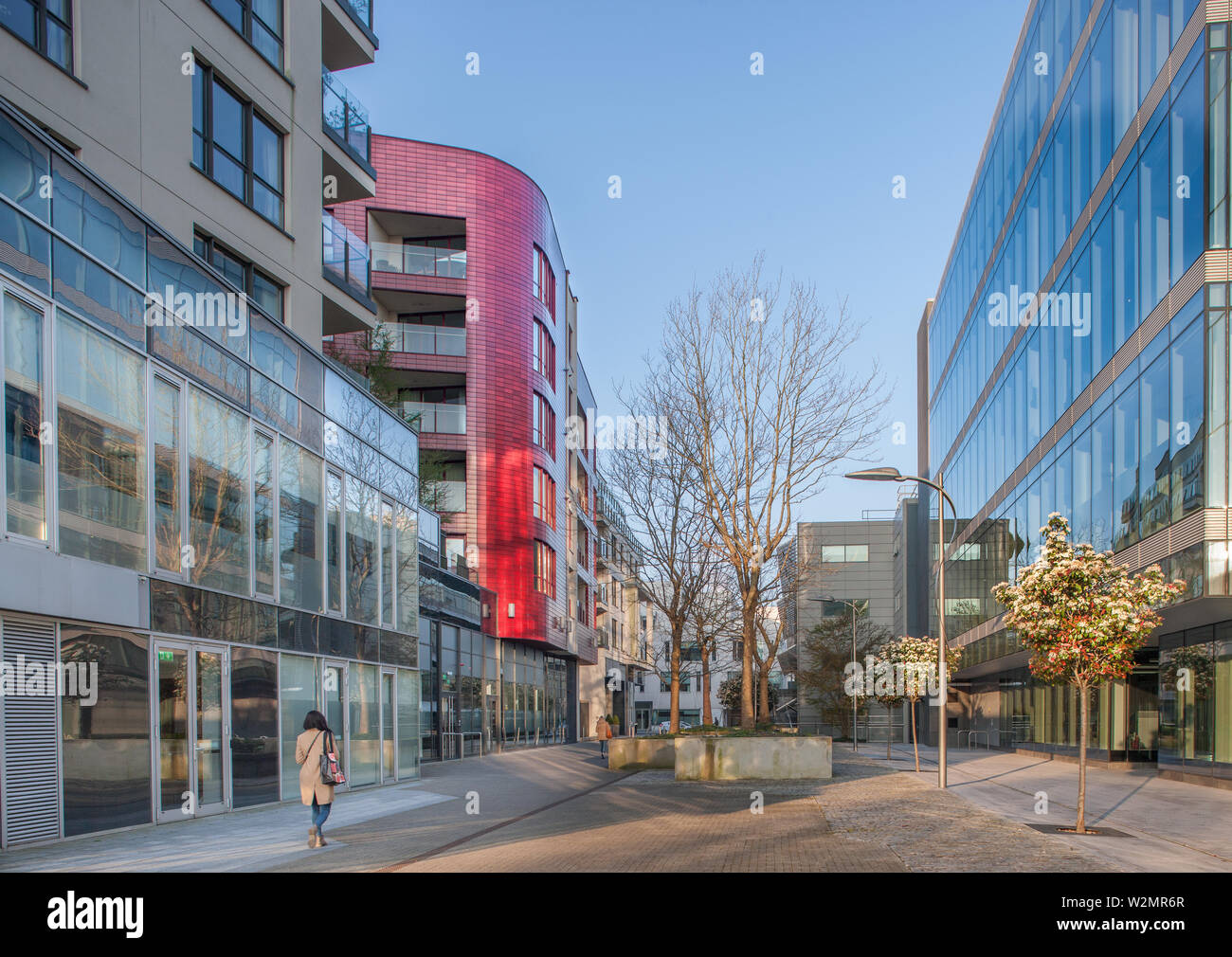 Cork, Irland. 05. April 2019. Am frühen Morgen Licht catchs die Gebäude der Elysian und Albert Quay auf der Albert Street, Cork, Irland. Stockfoto