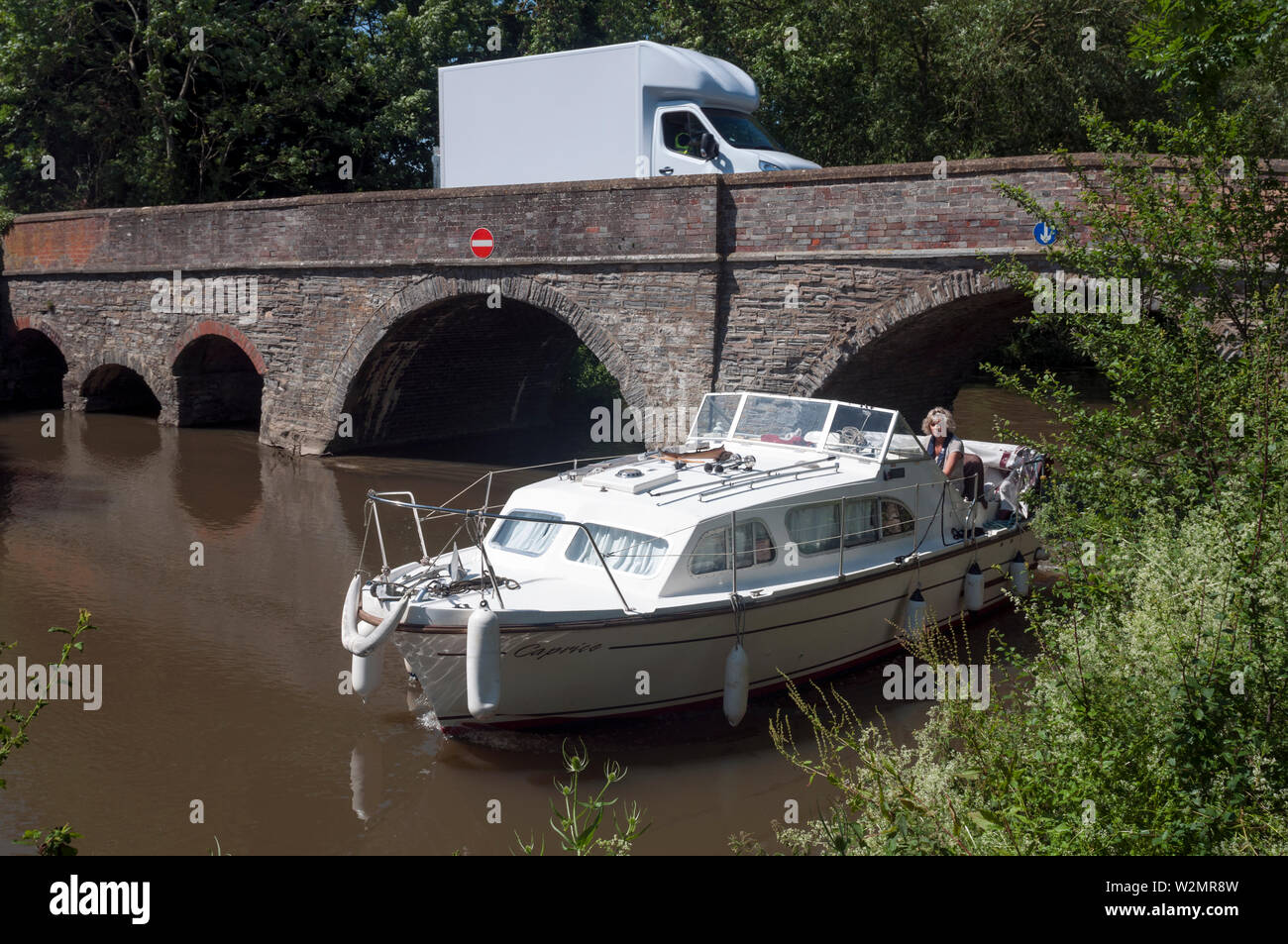 Ein kajütboot auf dem Fluss Avon in Welford-on-Avon, Warwickshire, Großbritannien Stockfoto