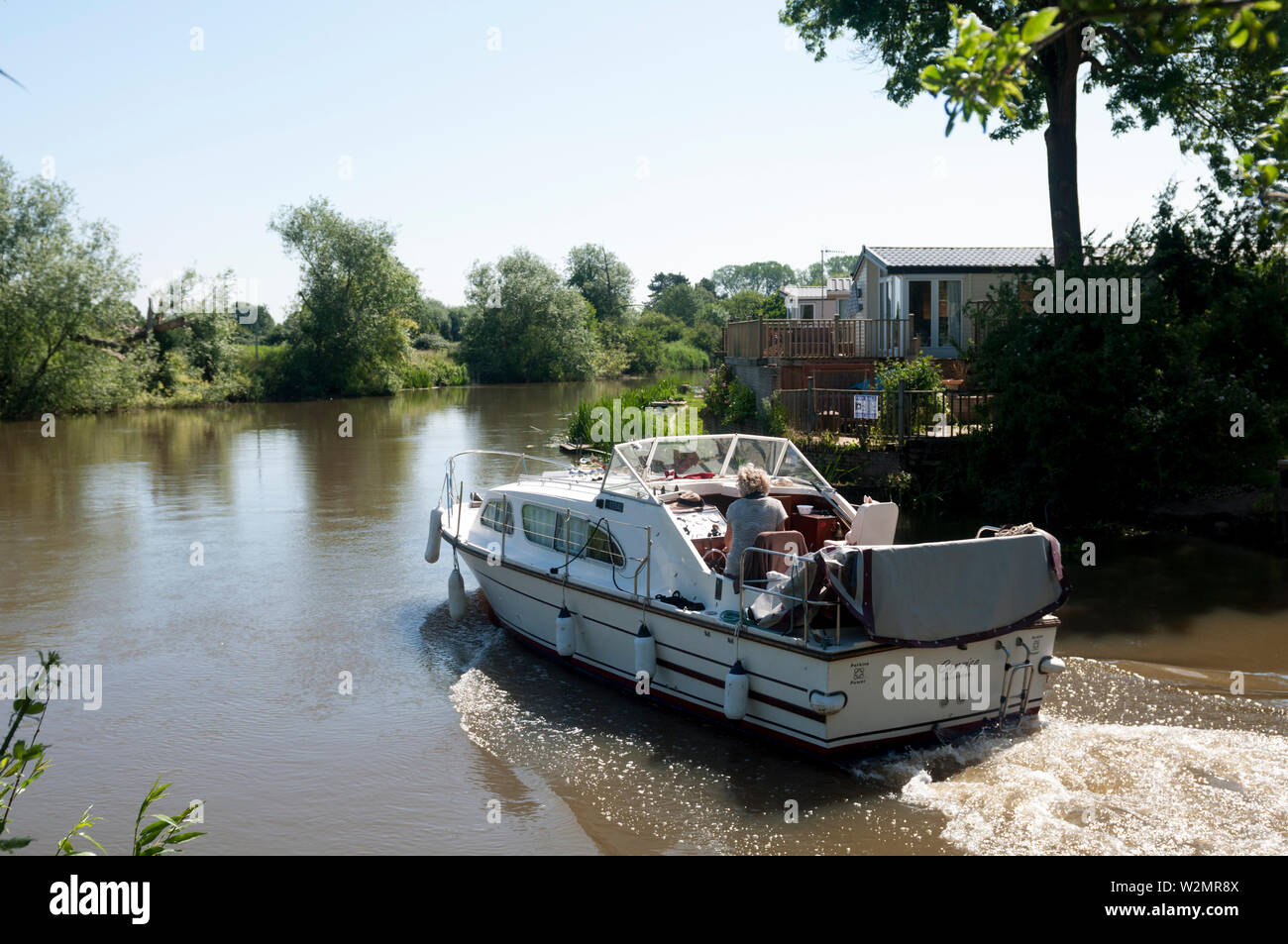 Ein kajütboot auf dem Fluss Avon in Welford-on-Avon, Warwickshire, Großbritannien Stockfoto