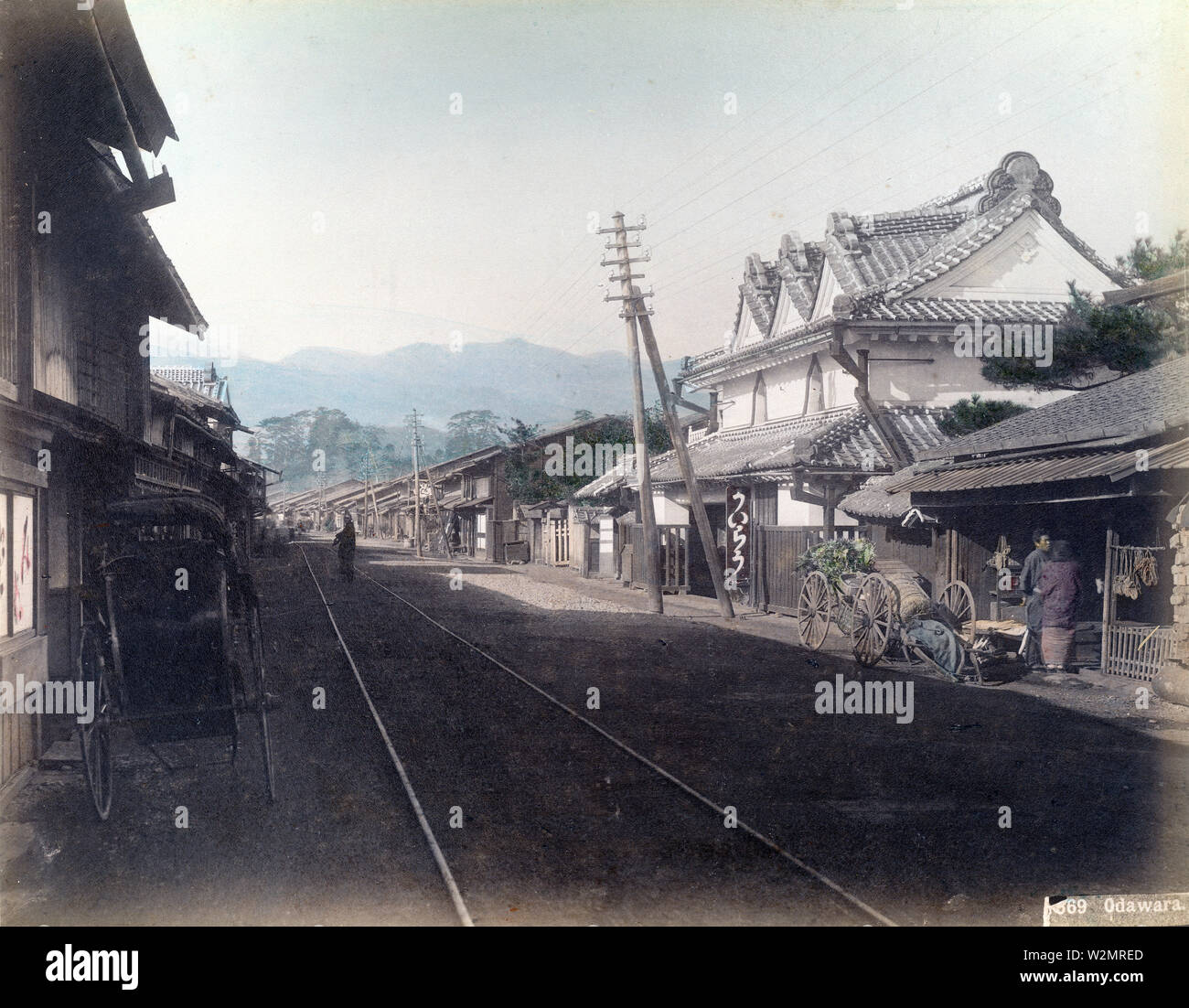 [1890s Japan-Rail Tracks in Odawara, Präfektur Kanagawa] - Schienen Pass durch die Mitte von Odawara, der Präfektur Kanagawa. Odawara war eine Burg der Stadt und eine Station der Tokaido Highway, der Edo (heute Tokio) mit Kyoto verbunden. 19 Vintage albumen Foto. Stockfoto
