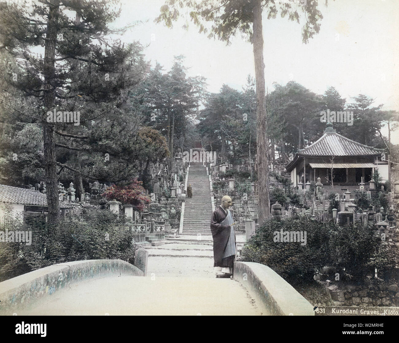[1890s Japan - buddhistische Priester an Kurodani Friedhof, Kyoto] - ein buddhistischer Priester steht auf einem steinernen Brücke an Konkaikomyo-ji, als bekannt als Kurodani, Kyoto. Konkaikomyo-ji ist einer der wichtigsten Tempel des Jodo Sekte und Häuser die Gräber der Samurai der Aizu und Kuwana Domains, der starb in der Schlacht von Toba-Fushimi (1868). 19 Vintage albumen Foto. Stockfoto