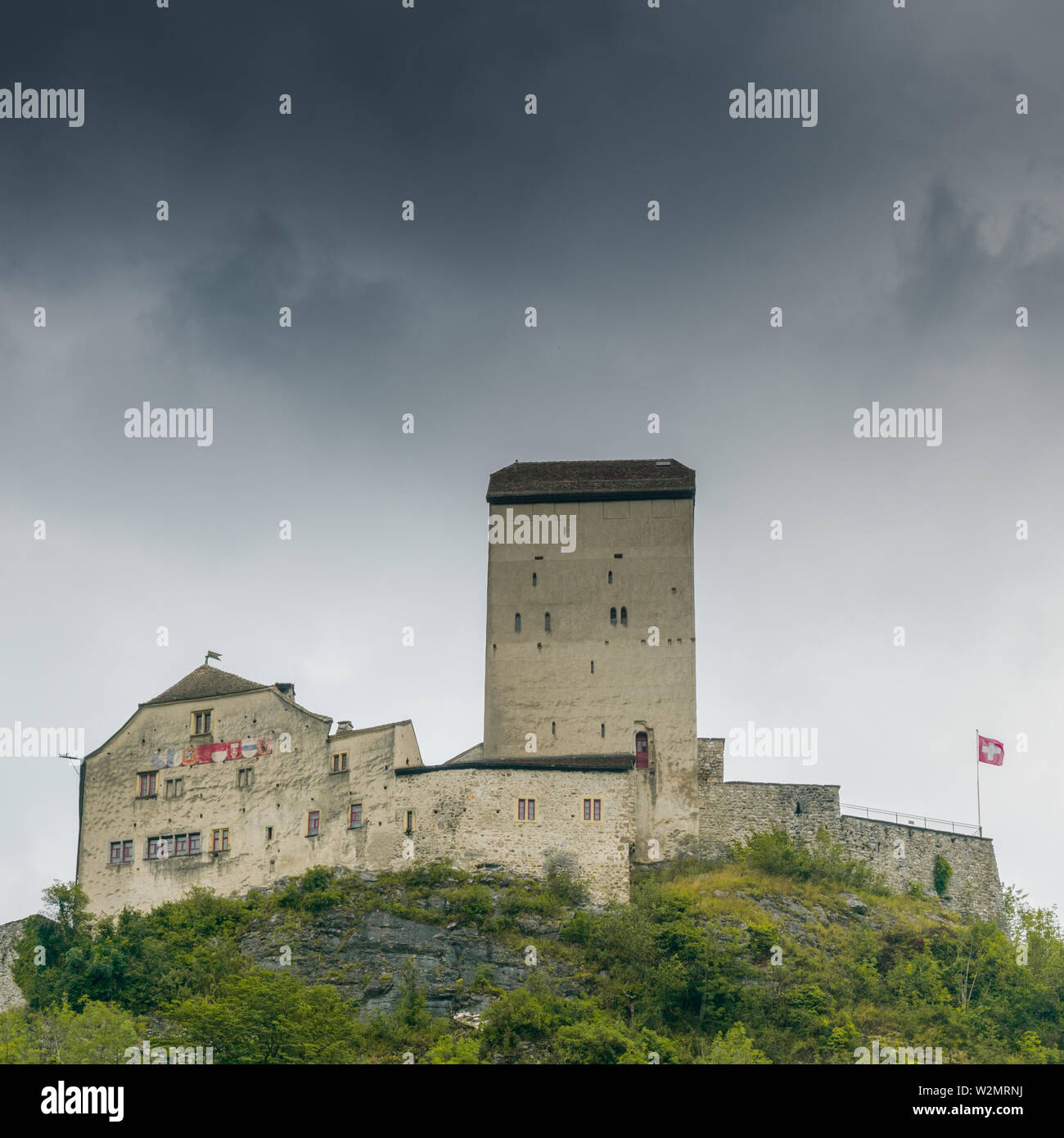 Sargans, SG/Schweiz - 9. Juli 2019: Die historischen mittelalterlichen Schloss Sargans im Südosten der Schweizer Alpen auf der grasbewachsenen Hügel Vorgebirge Stockfoto