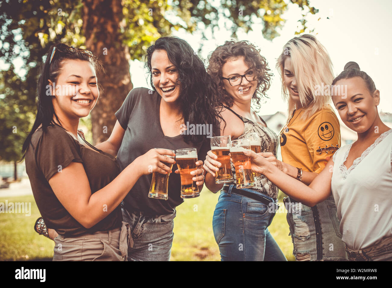 Gruppe der besten weiblichen Freunde trinken helles Bier - Freundschaft Konzept mit jungen weiblichen Freunde Zeit genießen und in echter Spaß im Freien Natur Stockfoto