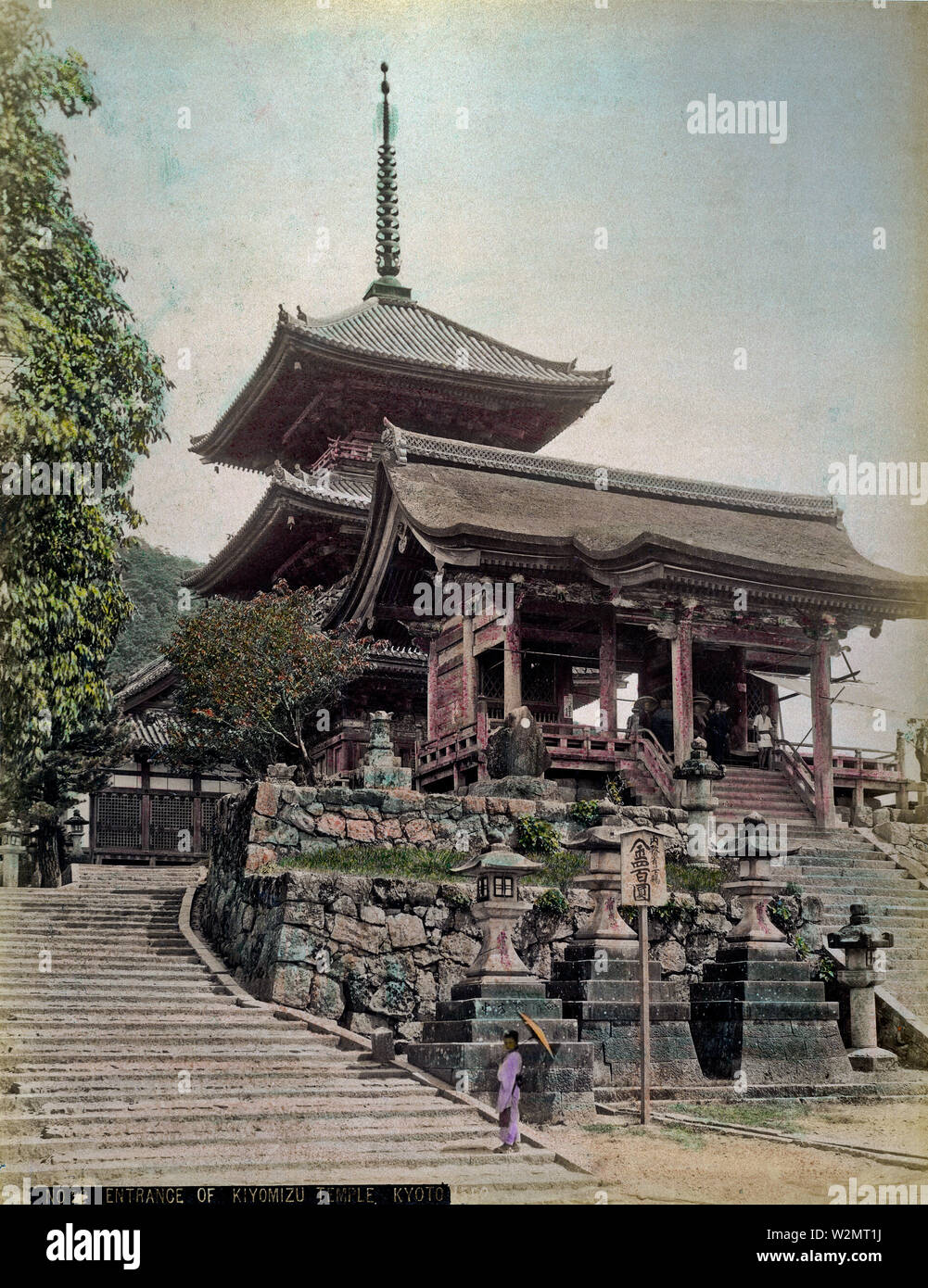 [1890s Japan - Kiyomizudera Tempel, Kyoto] - die West Gate und Sanju nein zu (drei-stöckige Pagode) der Kiyomizudera-tempel, Kyoto. Sanju nicht zu um 1633 gebaut wurde, den Westen mit dem Tor im Jahre 1631. Es verfügt über einen kirizuma Struktur mit hiwada Dach. Der Fotograf dieser Aufnahme von der Ostseite der Nio-Tor. 19 Vintage albumen Foto. Stockfoto