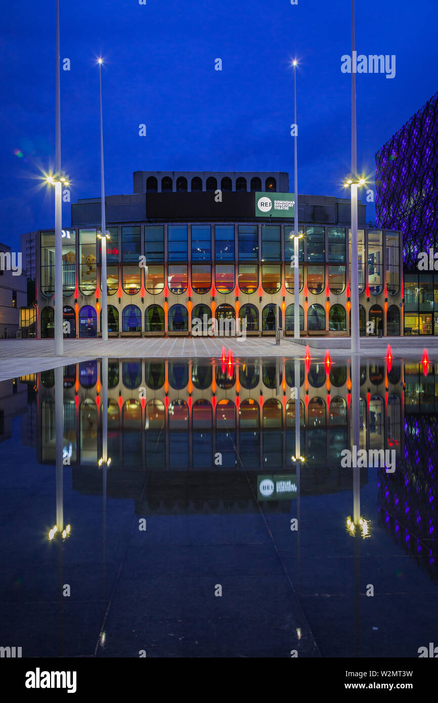 Die Birmingham Reperatory Theater bei Nacht, Centenary Square Birmingham GROSSBRITANNIEN Stockfoto