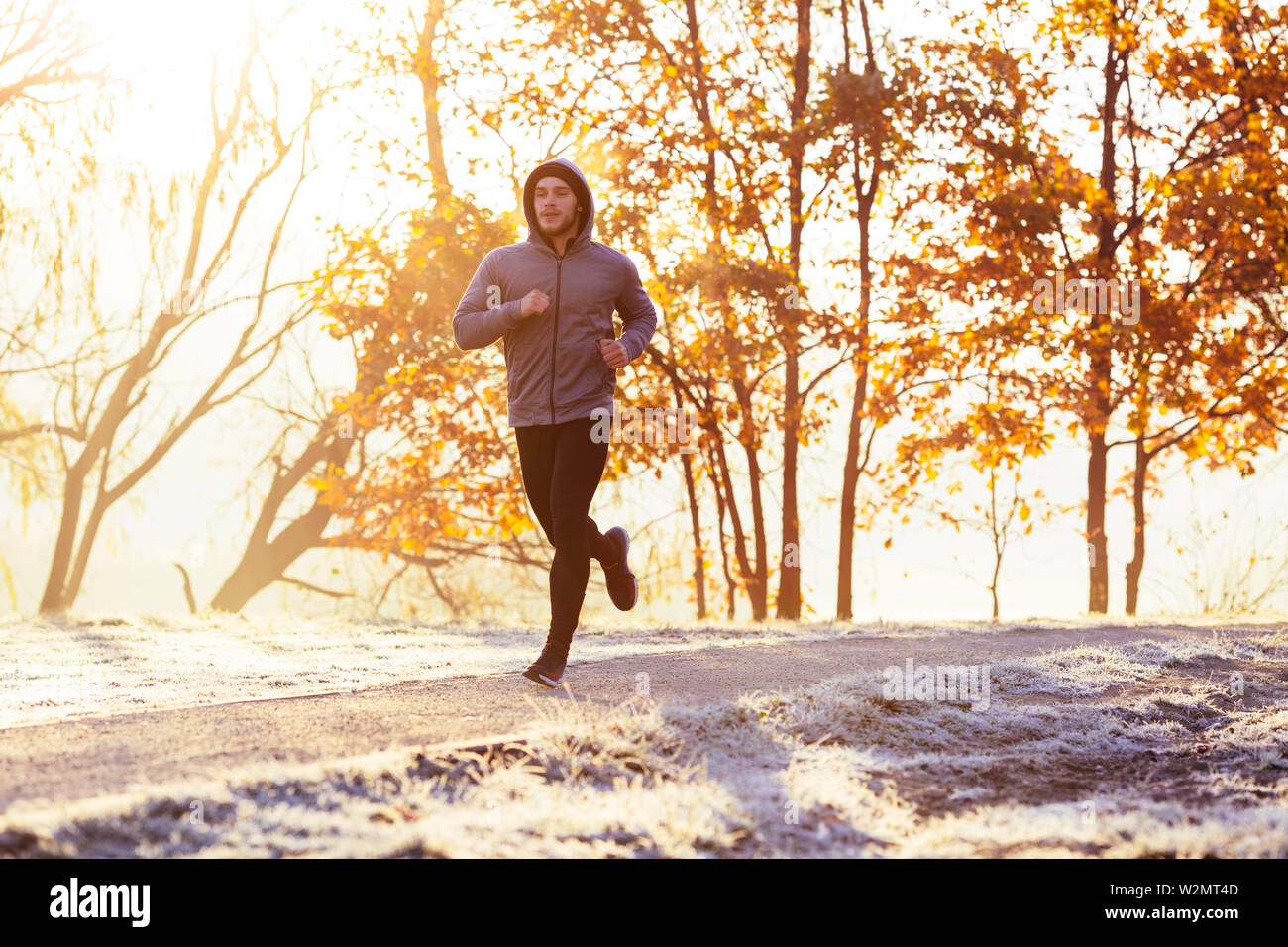 Man Joggen im Freien auf kalten Herbst morgen Stockfoto