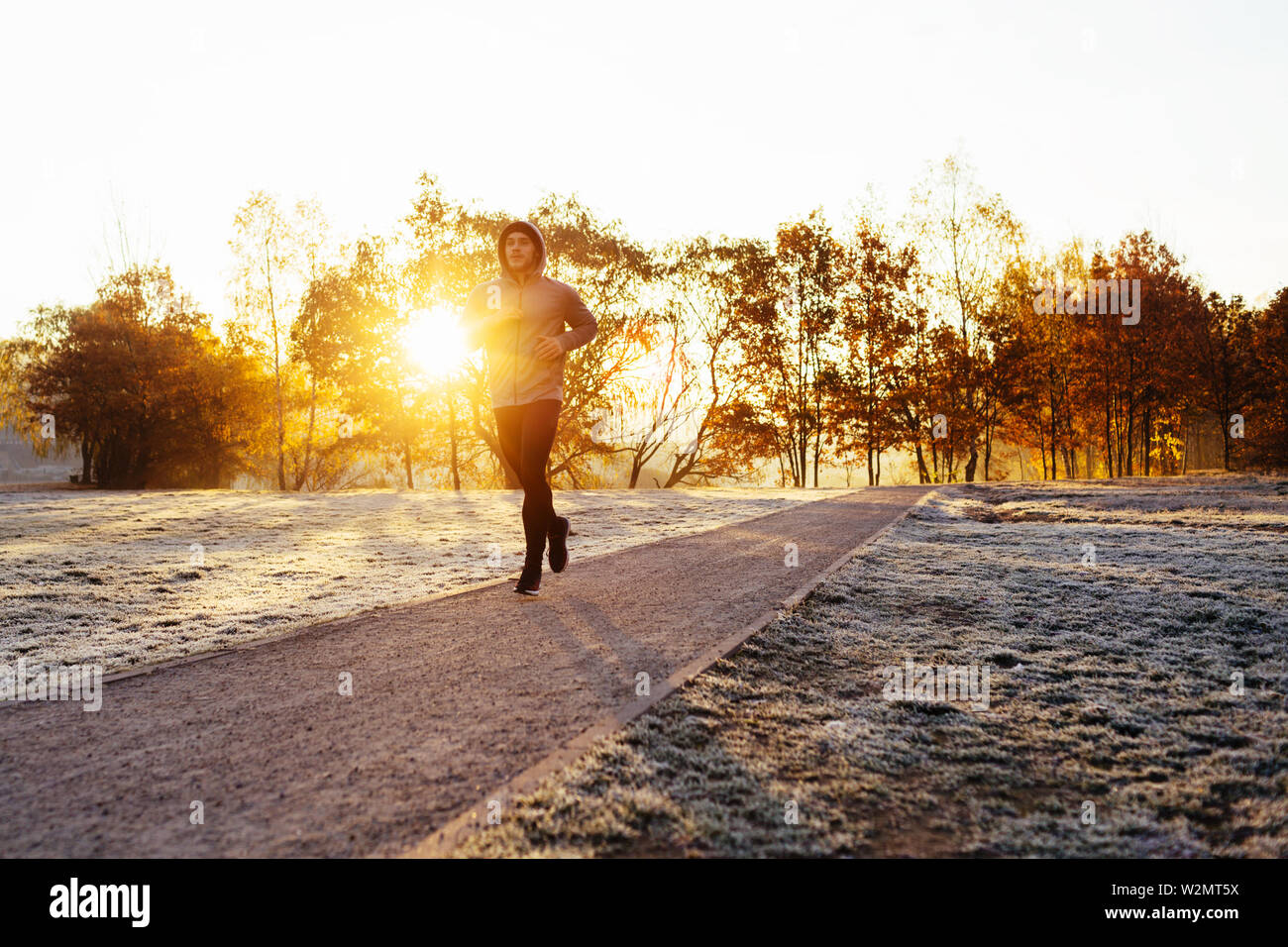Mann laufen während der sonnigen Morgen im Park Stockfoto