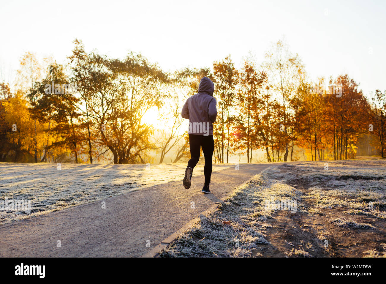 Mann laufen während Outdoor Training an sonnigen Herbst morgen Stockfoto
