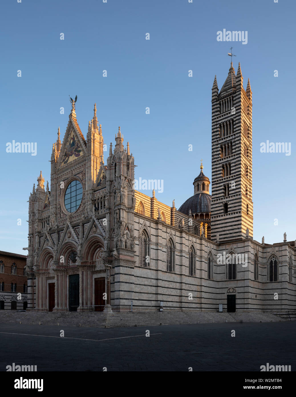 Siena, Piazza del Duomo Santa Maria, Domplatz, Blick von Südwesten bei Sonnenaufgang, Skulpturen der Fassade von Giovanni Pisano Stockfoto
